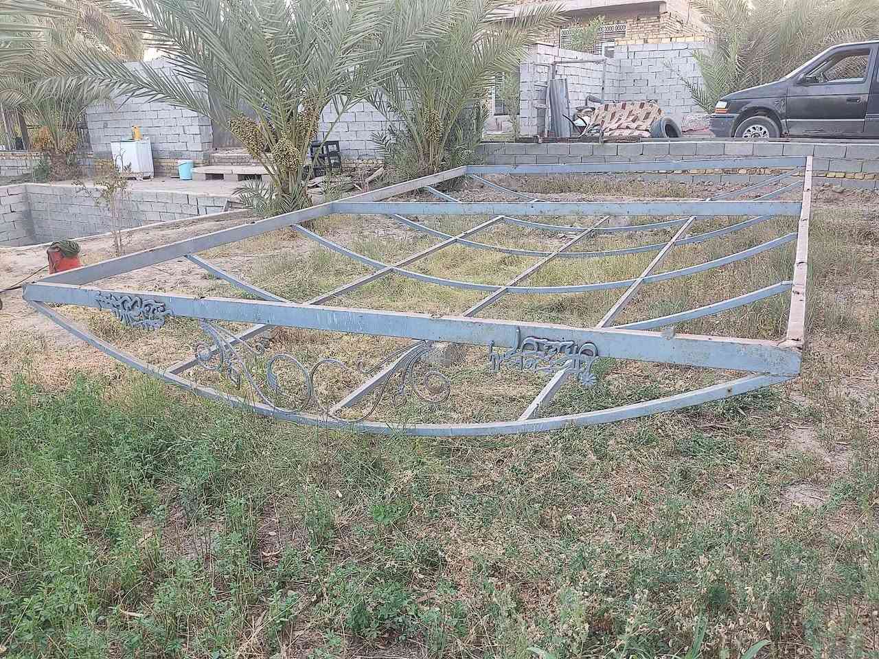 سقفيه شخاطه حديد ثقيل 
العرض 4 متر 
الطول 7 متر 
مكاني الديوانية 
السعر 300 و بيها مجال 
رقمي ***********
