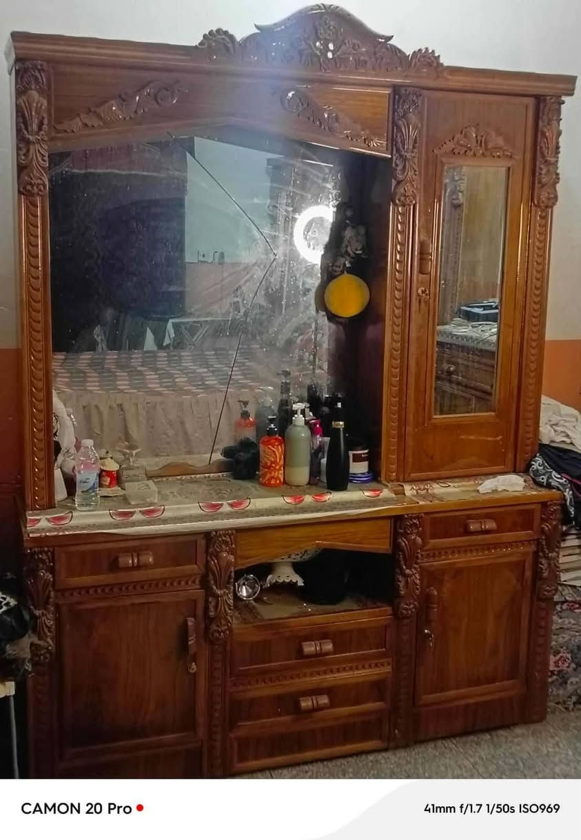 غرفه نجاره عراقيه 6 ابواب درجه اولى شرط النظافه ظررها فقط مرايا الميز تواليت مكسوره
سعر مليون و500 الف 
العنوان بابل ابو غرق
*********** واتساب
