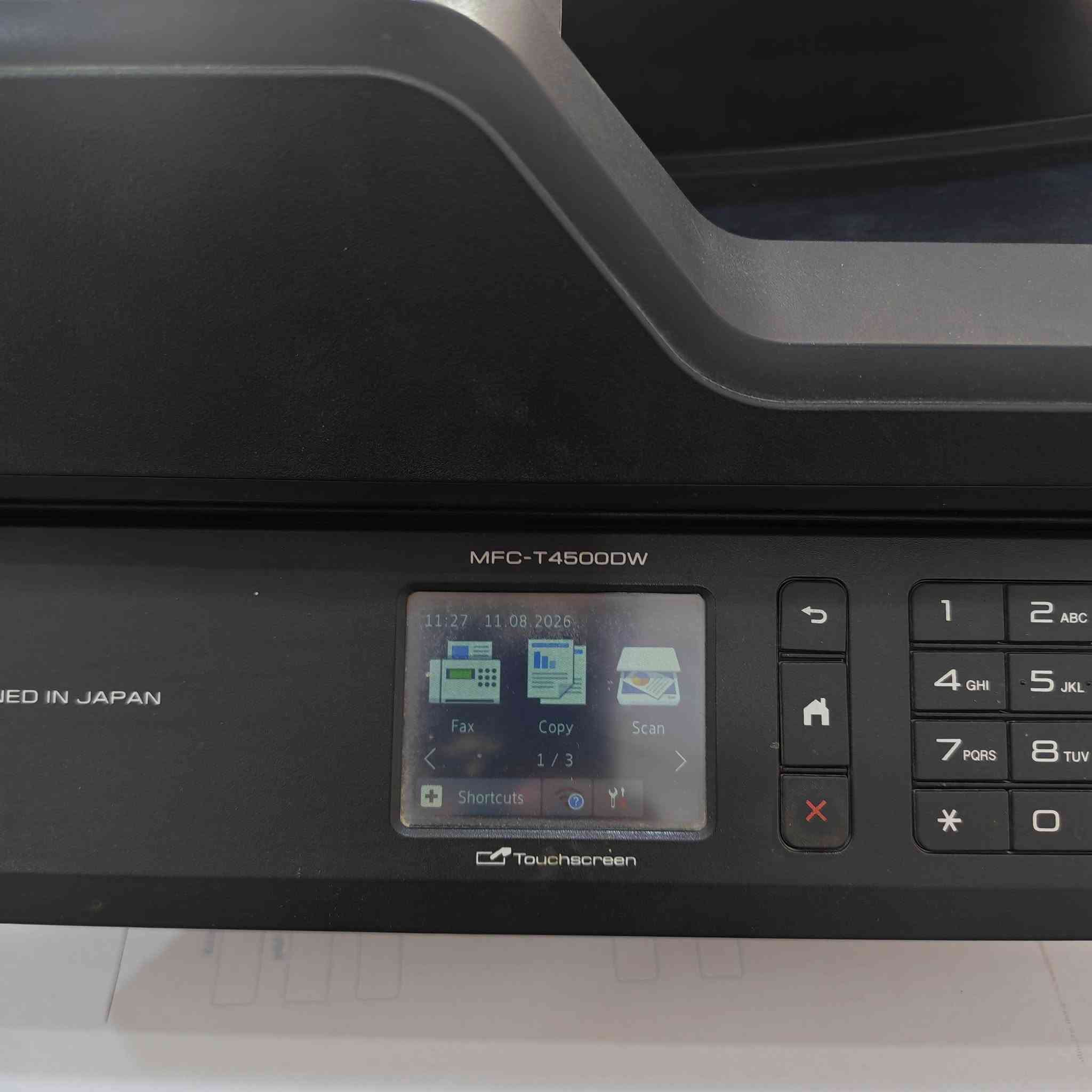 MFC-T4500DW هي جهاز ملون شامل ومتعدد الوظائف بنظام خزان الحبر القابل الإعادة التعبئة تدعم الطابعة مقاسات الورق الكبيرة حتى حجم A3، وتعتبر مثالية للمكاتب والشركات التي تحتاج إلى طباعة المخططات والتقارير الهندسية. طابعة برذر t4500    +3                    عرض الكلطابعة Brother Gulf طراز MFC-T4500DW هي جهاز ملون شامل ومتعدد الوظائف بنظام خزان الحبر القابل لإعادة التعبئة. تدعم الطابعة مقاسات الورق الكبيرة حتى حجم A3، وتعتبر مثالية للمكاتب والشركات التي تحتاج إلى طباعة المخططات والتقارير الهندسية.الميزات والمواصفات الأساسيةالوظائف: طباعة، نسخ، مسح ضوئي (سكانر)، وفاكس.حجم الورق: تدعم الطباعة والمسح حتى حجم A3 وA4.السرعة: سرعة طباعة عالية تصل إلى 22 ورقة بالأبيض والأسود و20 ورقة بالألوان في الدقيقة.الوجهين: تدعم الطباعة التلقائية على وجهي الورقة (Auto Duplex).الاتصال: شبكة لاسلكية Wi-Fi، وWi-Fi Direct، وEthernet، وUSB.التحكم: شاشة لمس ملونة بقياس 6.8 سم.السعة الاقتصادية: خزان حبر اقتصادي يطبع آلاف الصفحات بتكلفة منخفضة جداً للورقة الواحدة.  ***********

