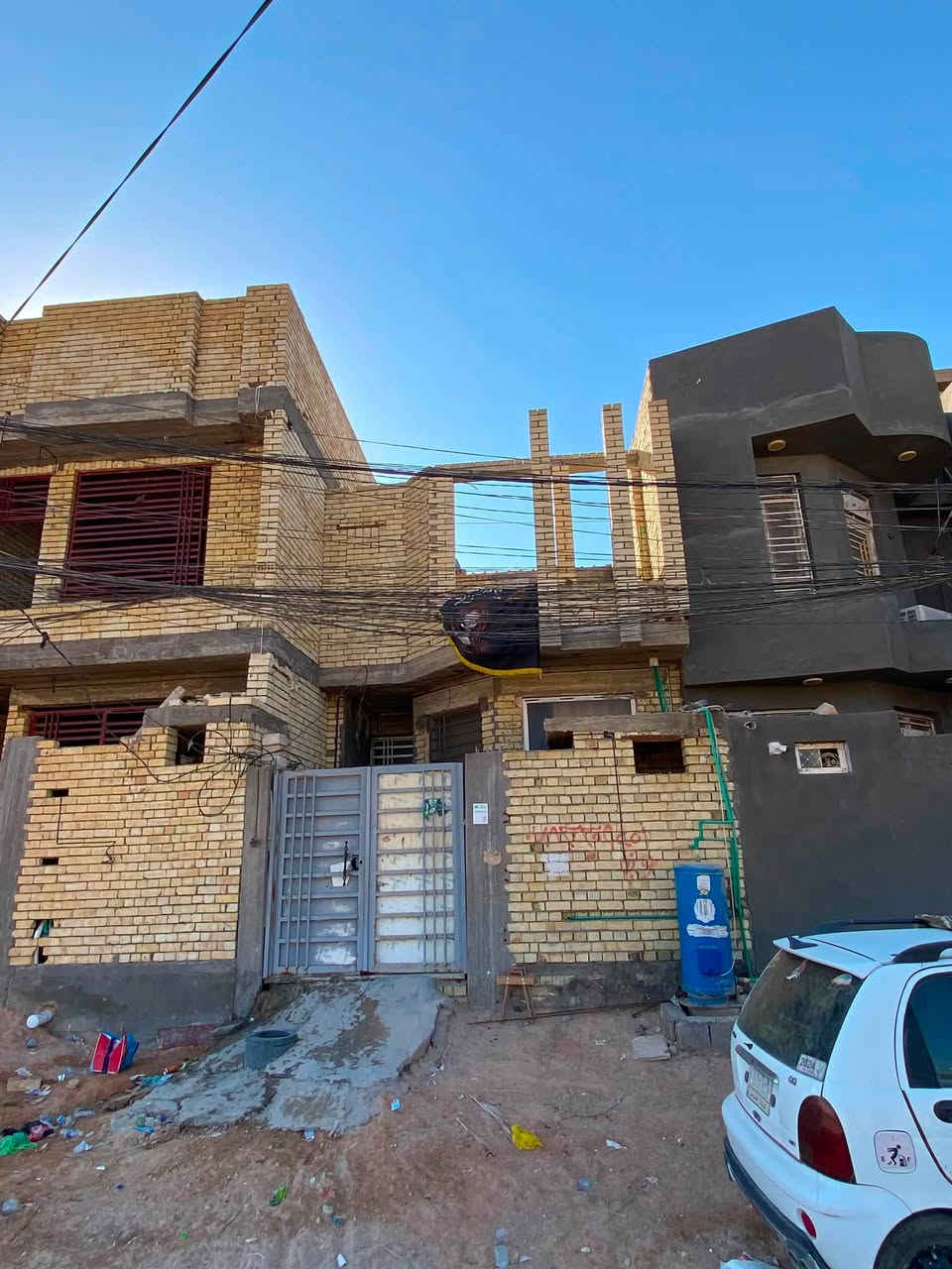 بيت 100 متر طولي في حي الفارس على حديقة في بداية قرب سايدين البانزين خانه الملحق الفارس 
الطابق الأول فقط ملبوخ بدون ارضية ولا سيراميك ،مجاري كهربائيات كامله صاله استقبال و مطبخ وغرفة واحده
الطابق الثاني فقط بناء بدون سقف 
***********
