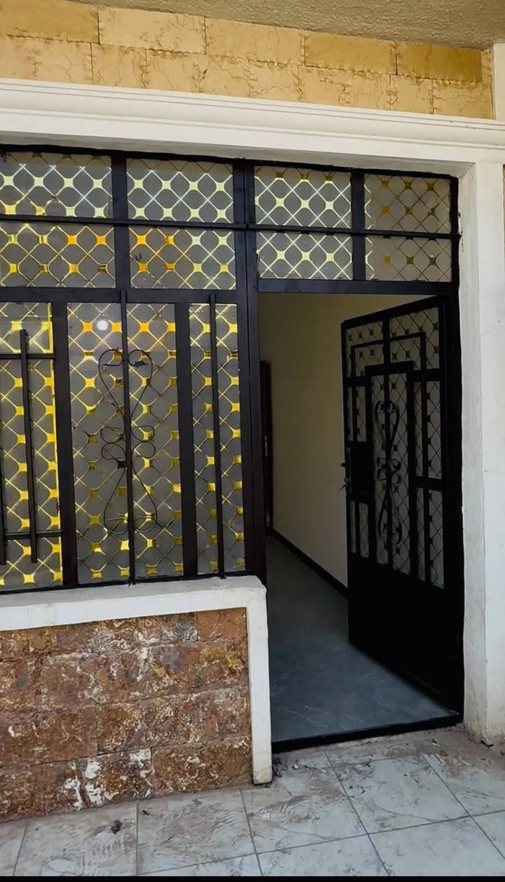 🏡 فرصة سكنية مميزة في قلب منطقة الانتصار – الراشدية

✨ مشتمل 75م² | طابو ملك صرف سكني | تحويل مباشر
طابق واحد – موقع ممتاز جدًا

📍 الموقع: بغداد – الراشدية – منطقة الانتصار
مقابل مستشفى حماد شهاب، وقبل مرور الحسينية، المربع الأول، وقريب جدًا من شارع 25.

🏠 تفاصيل العقار:
• استقبال وصالة
• خدمات
• غرفة نوم
• منور
• بيتونة
• طابق واحد
• سند طابو ملك صرف سكني
• تحويل مباشر

⭐ الموقع يجمع بين السكن الهادئ والقرب من جميع الخدمات، وقريب من الشوارع الرئيسية والمرافق المهمة.

🔑 العقار معروض حصريًا لدى مكتب الموسوي للعقار

📞 للاستفسار والحجز:
***********

🏢 مكتب الموسوي للعقار
مجاز رسميًا ووكيل معتمد لدى منصة عقاري

موقع ممتاز… ملك صرف… وتحويل مباشر
لا تفوّت الفرصة، وتواصل معنا لمعرفة التفاصيل.
