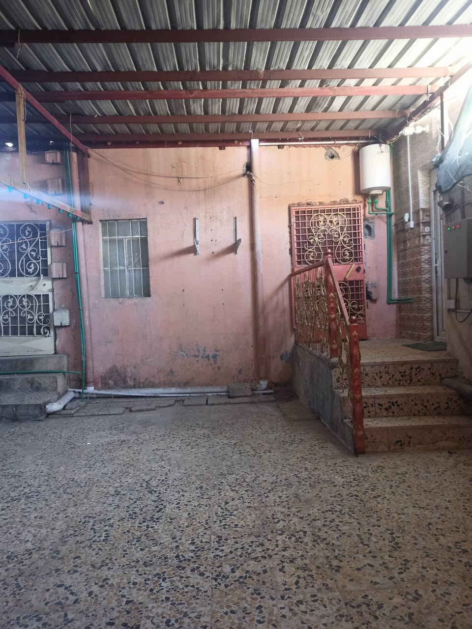عقار للبيع في الحيانيه مساحته 150 و فيه غرفتين منام مع استقبال مع مطبخ و صحيات والتواصل مع الرقم ***********
