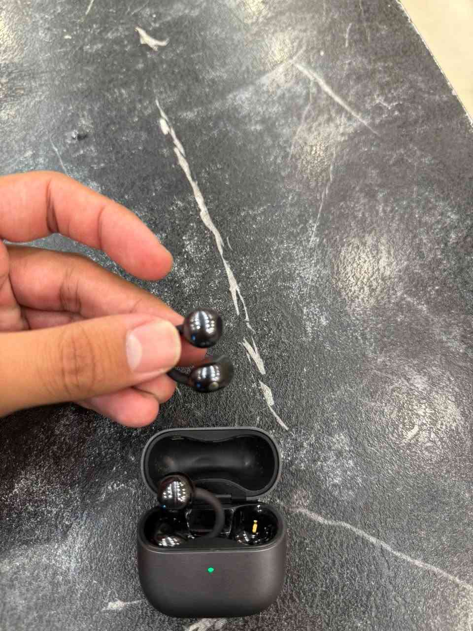 سماعه هواوي للبيع FreeClip2 معروفه بمميزاتها ميحتاج اسولف بيها
السماعه جديده كلش وما صارلي اسبوعين من اشتريتها 
سعرها وين ما تروح من 210- 235 الف دينار عراقي ، اني ابيعها ب 200 احسن ما تاخذ وحده جديده هاي بمكانها وضمانها عندي موجود 
المكان بغداد السيديه
الرقم : ***********
