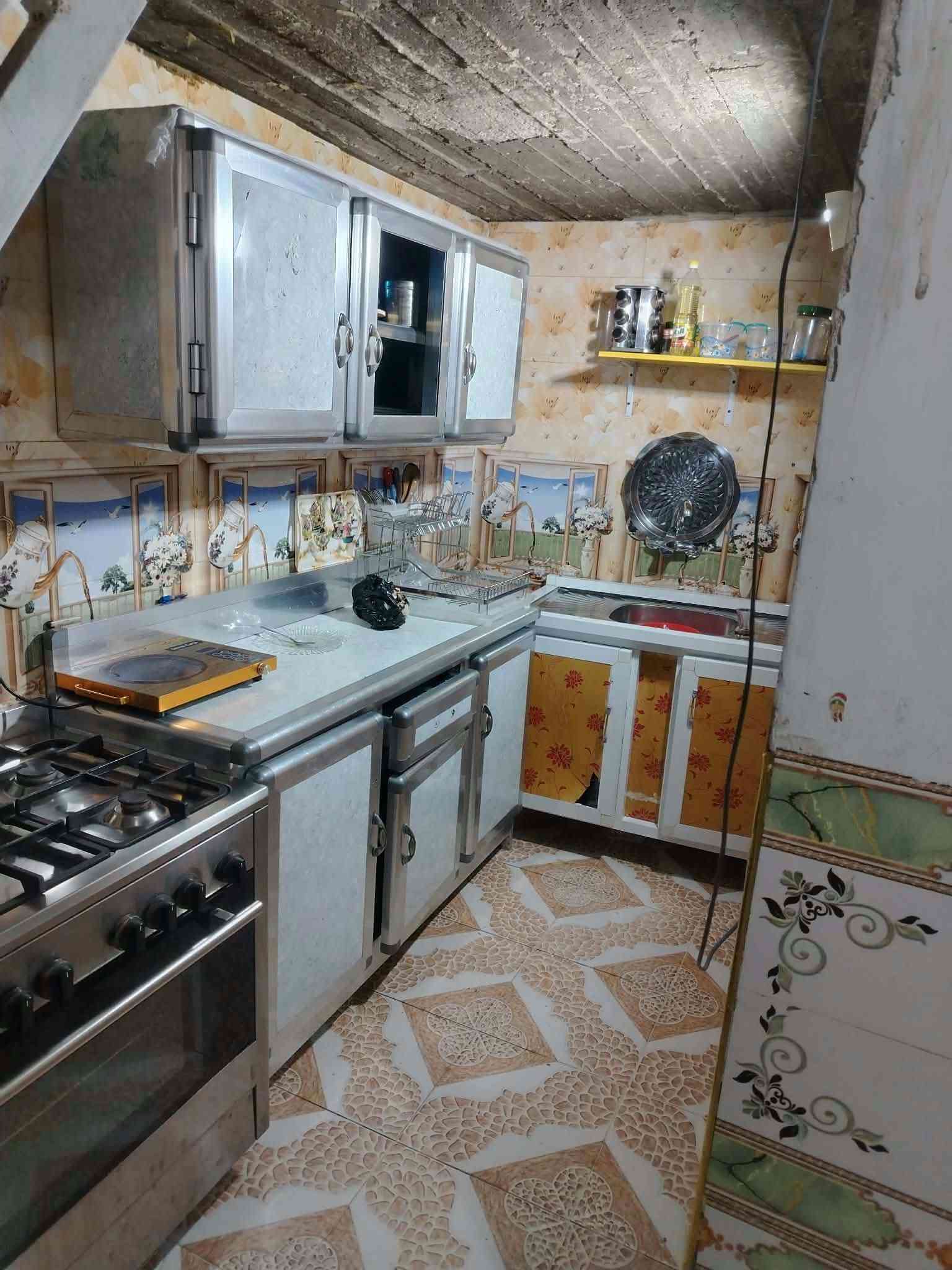 بيت مساحه 100 متر زراعي
غرفتين 
صاله 
طارامه 
حمام  خارجي 
صحيات خارجي
***********
***********
