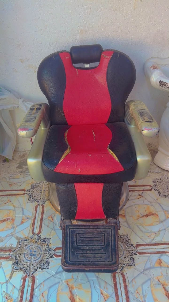 السلام عليكم كرسي حلاقه كلشي شغال  مكان الناصريه سوك شيوخ حي العسكري سعر 125وبي مجال قليل الرقم ***********
