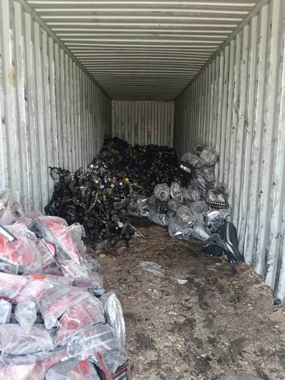 حاويه للبيع طول ١٢متر ٤٠قدم العاليه ارتفاع ٢٩٠ هاي كيو ام الفسفوره مكانها بغداد بحاله جيده جدا السعر الاتصال على الأرقام التأليه/***********/***********
