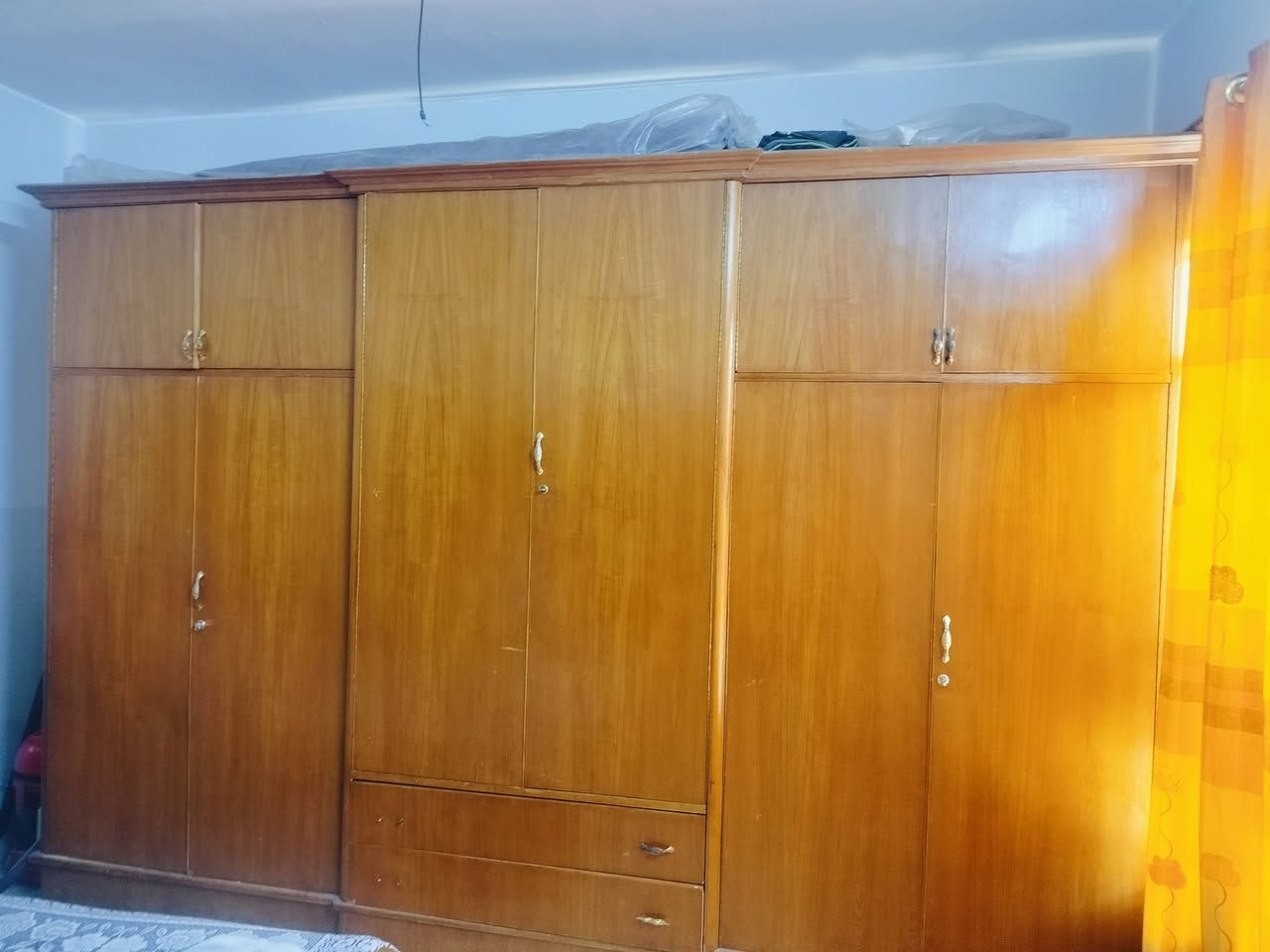 السلام عليكم غرفة نوم ست ابواب ملحق شغل ثقيل 
 للاستفسار الاتصال على ***********
