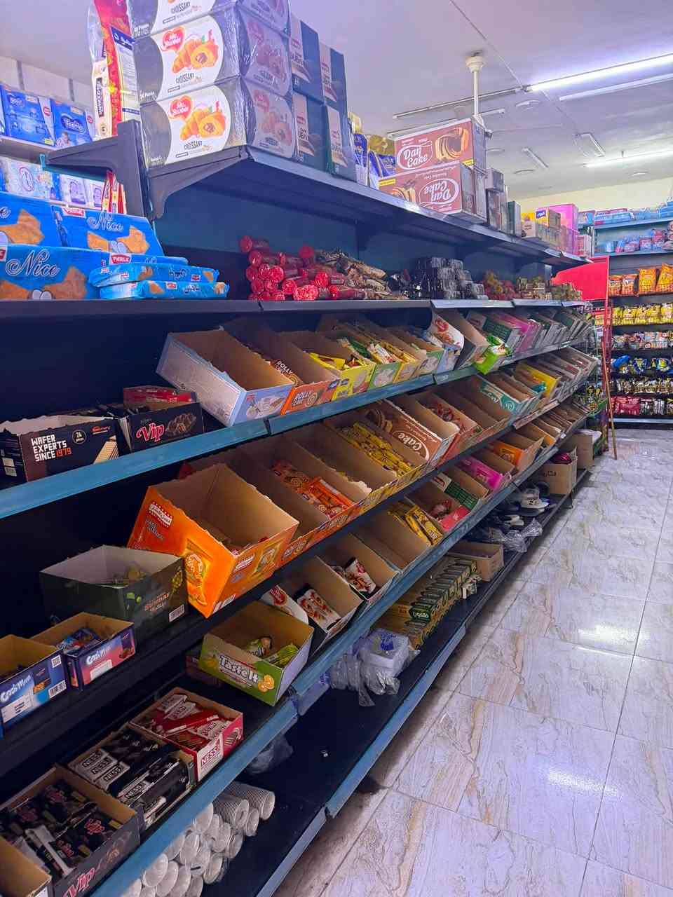 السلام عليكم  يوجد سوبرماركت الفهد للبيع كامل مع محتوياته بالكامل الواجهه 6متر  نزال 20متر يحتوي عارضات عاموديه عدد 10 ومجمده كبيره عدد 6 وسبلت 3طن كنتوري عدد1 وسبلت 2 طن عدد 2  ومولده كهرباء 60 كي في  نظام كامرات متكامل الماركت شغال حالياً.    بغداد الدوره مجاور كليه دجله بدايه مدخل حي مول الحياة. للاتصال على صاحب الماركت مباشرتا.  ***********￼
