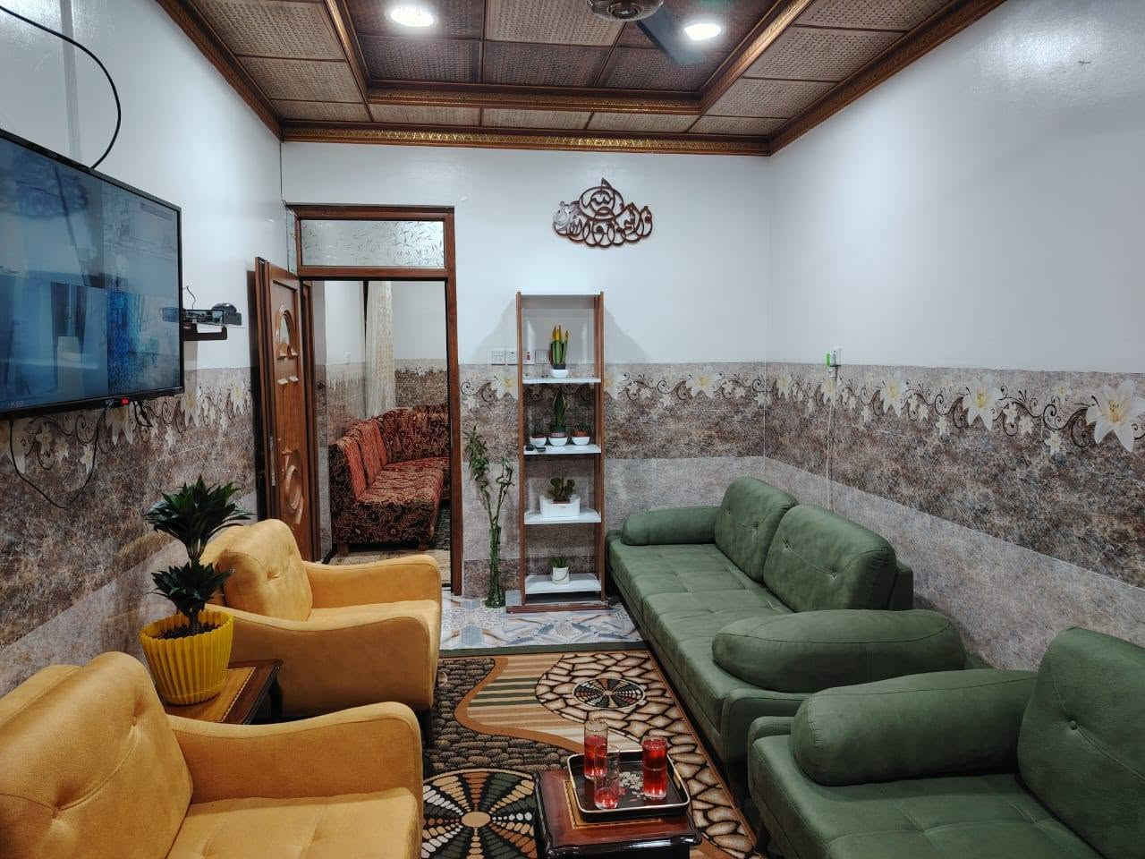 بيت 100متر حي السماح الاولى طابق اول استقبال وهول وغرفة نوم ومطبخ وصحيات ومنور الطابق الثاني  ما كامل غرفتين وهول وصحيات وبلكونة التواصل***********
