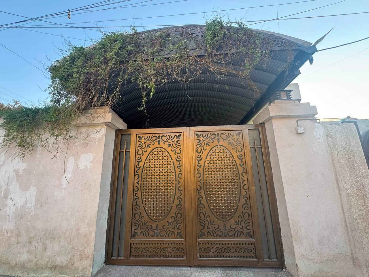 🏠 للبيع بيت في الشرطة الخامسة – موقع مميز جداً
للبيع بيت سكني في بغداد / الشرطة الخامسة / شارع الكبيسي – فرع أفران ميسلون، قرب أسواق الفراشة.

📐 المساحة 150 متر

📏 الواجهة 6 متر والنزال 25 متر

🏠 طابقين

البيت يتكون من:

🔹 كراج وحديقة

🔹 حمام خارجي

🔹 صالة ومطبخ وخدمات

🔹 غرفة بالطابق الأول

🔹 غرفة + حمام بالطابق الثاني

🔹 يحتوي على سطحين

🔷 البيت مرمم بالكامل وحالته ممتازة يعتبر بناء جديد

📍 موقع ممتاز جداً، شارع عريض جداً وقريب من الأسواق والمدارس، ومناسب للسكن.

💰 السعر: عند الجدية والاتصال

📞 للاستفسار: ***********

للجادين فقط
