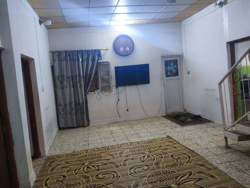 دار للبيع حي ميسان طابو صرف قريب جدا على شارع البوريات منطقة 22 مساحة 150 متر يحتوي على غرفتين وصاله ومكشوفات عدد2 صحيات عدد2 ومطبخ وغرفة فوك عايزة لبخ بورك وكاشي سقف شيلمان نظيف موبايل *********** ملاحظه يرهم مراوس
