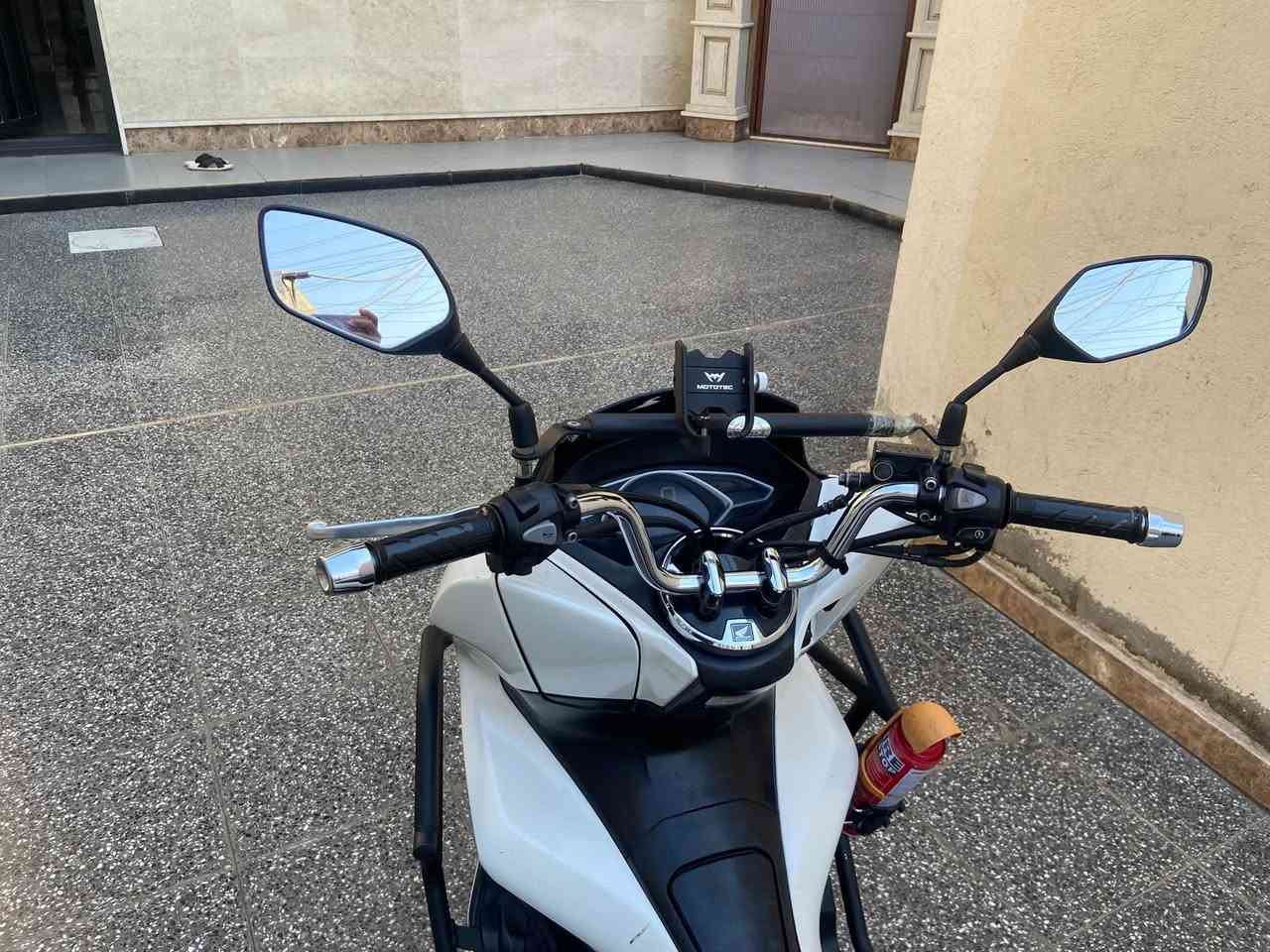 السلام عليكم شباب
للبيع pcx 2018 بصمة ياباني 

بحالة الوكالة شرط 

KF ٣٠

لون ابيض صدفي 

حجم المحرك 150cc 

عداد مسافة الدخول 14 الف 

الحالي 24 الف ماشيه شي بسيط هنا 

درع حماية للبجم 

بيها جادر حماية 

ستان موبايل اصلي 

تايرات مشلن بلاديات خلفي + امامي 

الدراجة كفالة عامه من كلشي 

تخابرني لتكلي شبيه مابيه 

كفالة ع وضع معرض تجي وتشوف بنفسك 

بصمة عدد ٢

زلغ مابيه شرط 

اي ستفسار متواجد خاص او واتساب 

رقمي ***********

السعر ٢٥$
