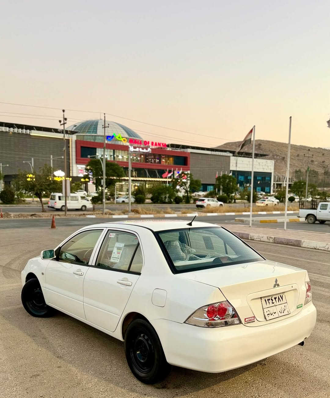 لانسەر ٢٠١٠ بئ بۆیاخ
مەکینە بچوک ١٣ ناو فۆرمیکە دەسک و ئاوینە لە خۆی
تۆماتیک جام کارەبای سپیری دانە بەزیوە سەنەوی ٢٠٢٧ مانگی ١٠ سەیارەکە زۆر جوانە مالی دوستە کامل سیرفس کراوە لە مۆتۆڵ گیرو مەکینە بە شەرت بئ کرانەوە
نرخ ٨٥.    ***********
