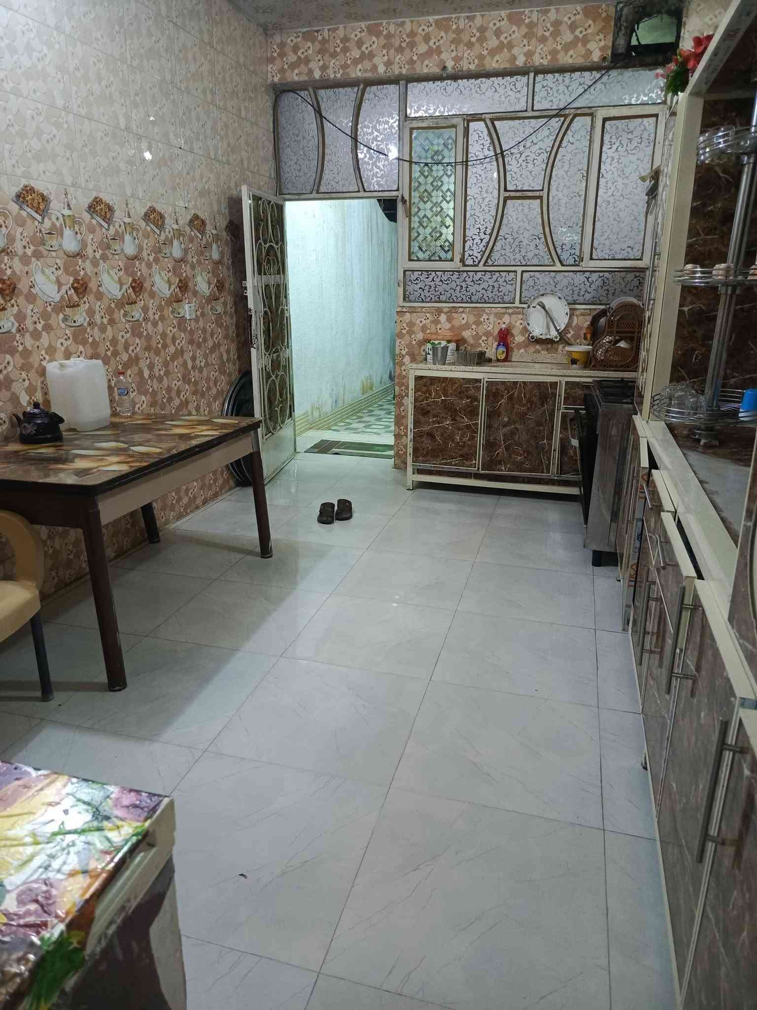 السلام عليكم دار للبيع مساحه 170 متر زراعي سند 25 بناء حديث ومناسب ع شارع المطار قرب محلات قاسم كمر بي قرفنوم3 ثنين جوه وحده فوك صاله ومطبخ ستقبال وصحيات داخليه وخارجيه كراج 9امتار وحديقه ع طول الكراج استفسار الاتصال *********** 📞

