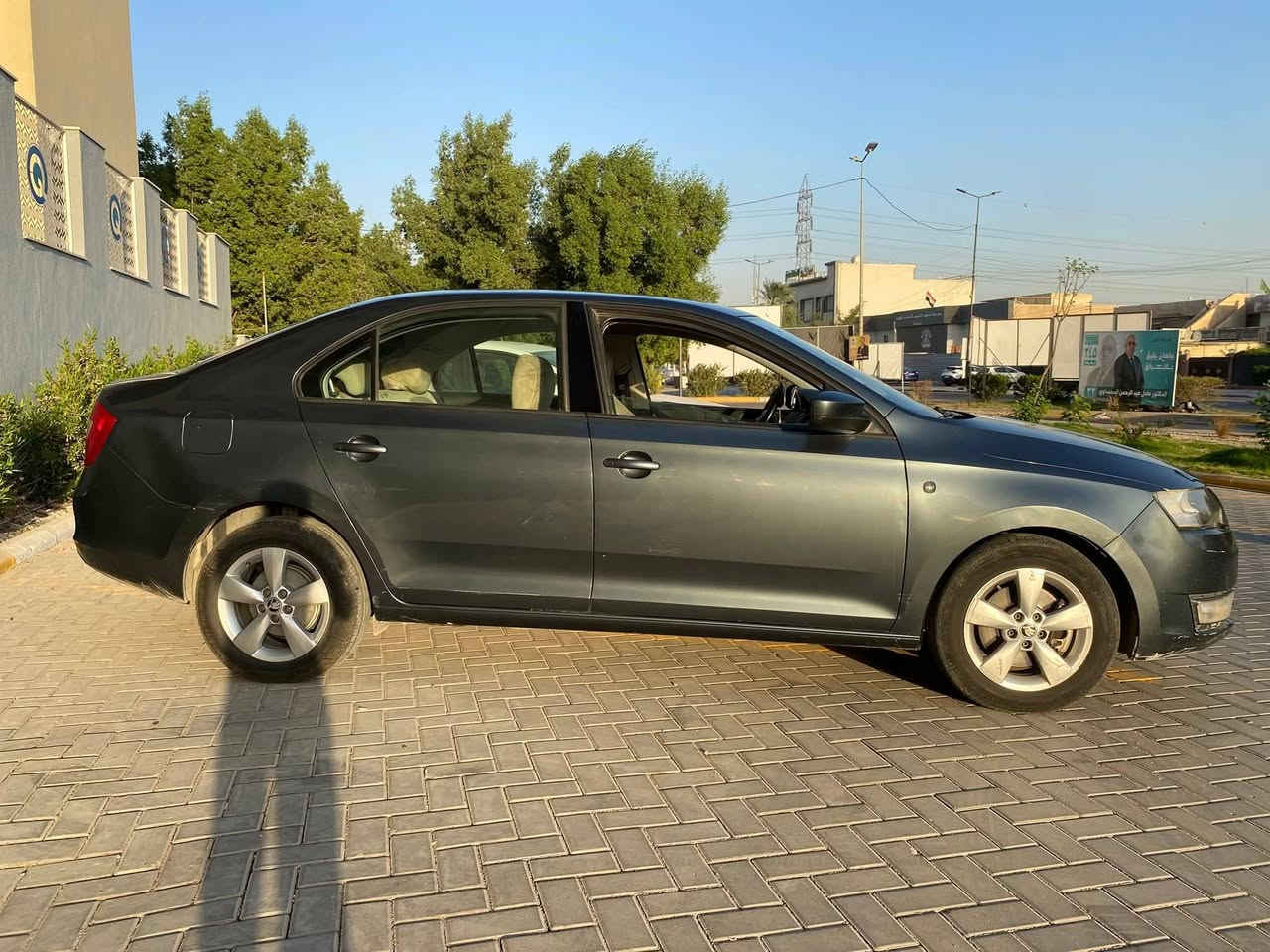 السلام عليكم 
سكودا رابيد ٢٠١٥  
مكينة ١٦٠٠ تنفس طبيعي 
رقم بغداد الجديد مكفولة من الحادث والصبغ 
مكينة وكير مكفولات شرط الفحص
السيارة بيها نواقص بسيطة 
السعر ٧٥ ورقة وبيها مجال بسيط 
الشراي يتصل مكاني بغداد حي الجهاد 
***********
