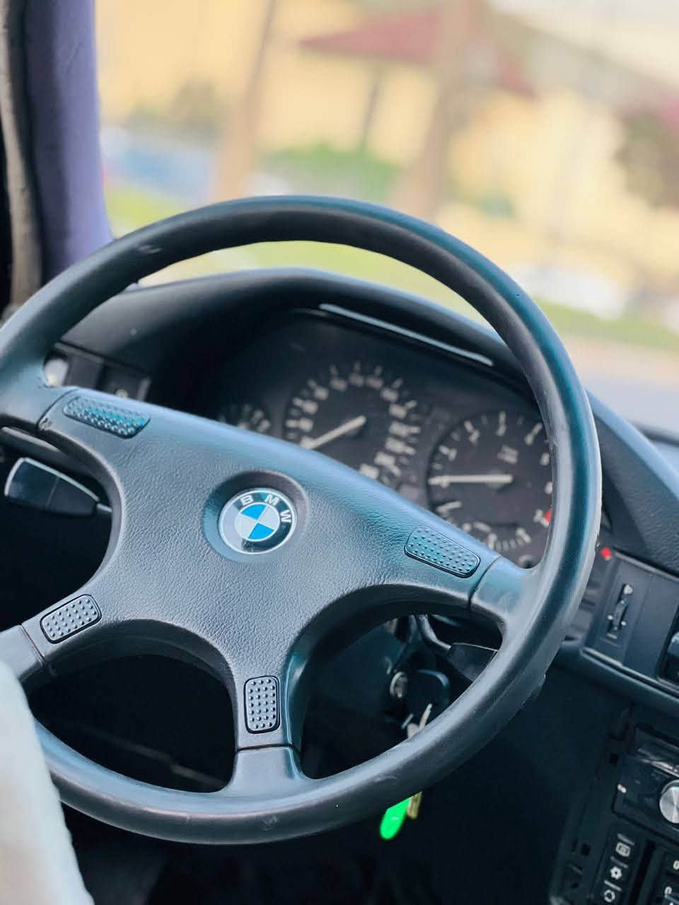 BMW 525i Full full 
گێڕ ئۆتۆماتک .مەکینە کەپس .
شکلی كامل كراوە بە M  
مۆدێل 1991
مەکینەی 525  كەپس لۆك لۆك
فوول مواسەفات سڵایت
سەیارەکە زۆر بەقەوەتە ماشاءالله 
قفل مەرکەزی
چوار جام کارەبای
لایت ئەلقە کامل زینۆن
ناوی لەسەر دەقی شەریکە ماوە 
كارەبایی گێچ بەنزین حەماوە مەزبوت
تەبدیل لەونە كراوە بەقیسی پێشی كەپسە
سەیارەکە زۆر جوان ماوەتەوە
کارەبای کامل مەزبوت
تحویل/غەرامە/براوە/بەشەرت
سیستەمی گزۆزی نەرمە سەوتێکی زۆر راقی هەیە
تازە کامل سێرفزی بۆ کراوە 
چوار تایەی و ویلی لۆکی بۆ بوسترات
سعر 49 وەرەقە و کەمێک مجال
شوێن // هەولێر
بۆ زانیاری زیاتر نامە بنێرن لەخزمەت دام .
