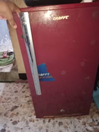 ثلاجه صغيرة شغاله ونضيفه سعر 40 بيهة مجال عنوان بغداد الحبيبيه 0774992...