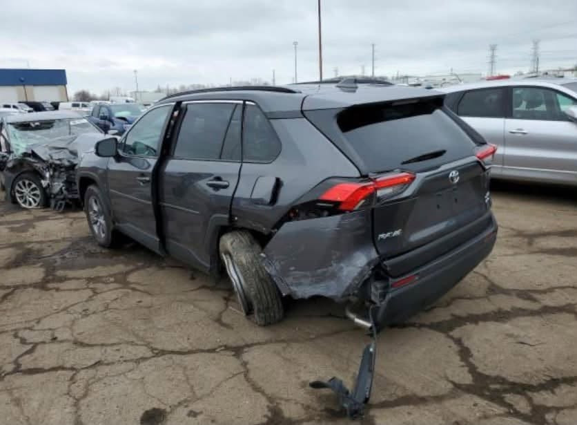 Toyota Rav 4 2022 بانزين
🎖️ وارد امريكي مواصفات XLE :
بصمة رادار دخول ذكي
بريك بصمة
دفع رباعي AWD
رادار امامي خلفي
ابل كاربلاي + اندرويد اوتو
قطعتين تبريد كير 8 نمر
محرك 2500
والخ مواصفات ال XLE عدا الفتحة
🏎️ الممشى : 100 الف كم ( قابل للزيادة ) 
بدون صبغ بدون ايرباگ صور الحادث مُرفقة 
وهذا رقم الشاصي : 2T3P1RFV0NC285094
ملاحظة : بيها رصعات بالباب الخلفي سكن 
موضحة بالفديو .
مرقم اربيل الجديد 
سنوية باسمي تحويل مباشر ثاني يوم
💸 السعر : 21,500$ يعني 215 ورقة وبيها مجال 
📍 مكان السيارة : موصل ، اربيل 
📞 للأستفسار : ***********
