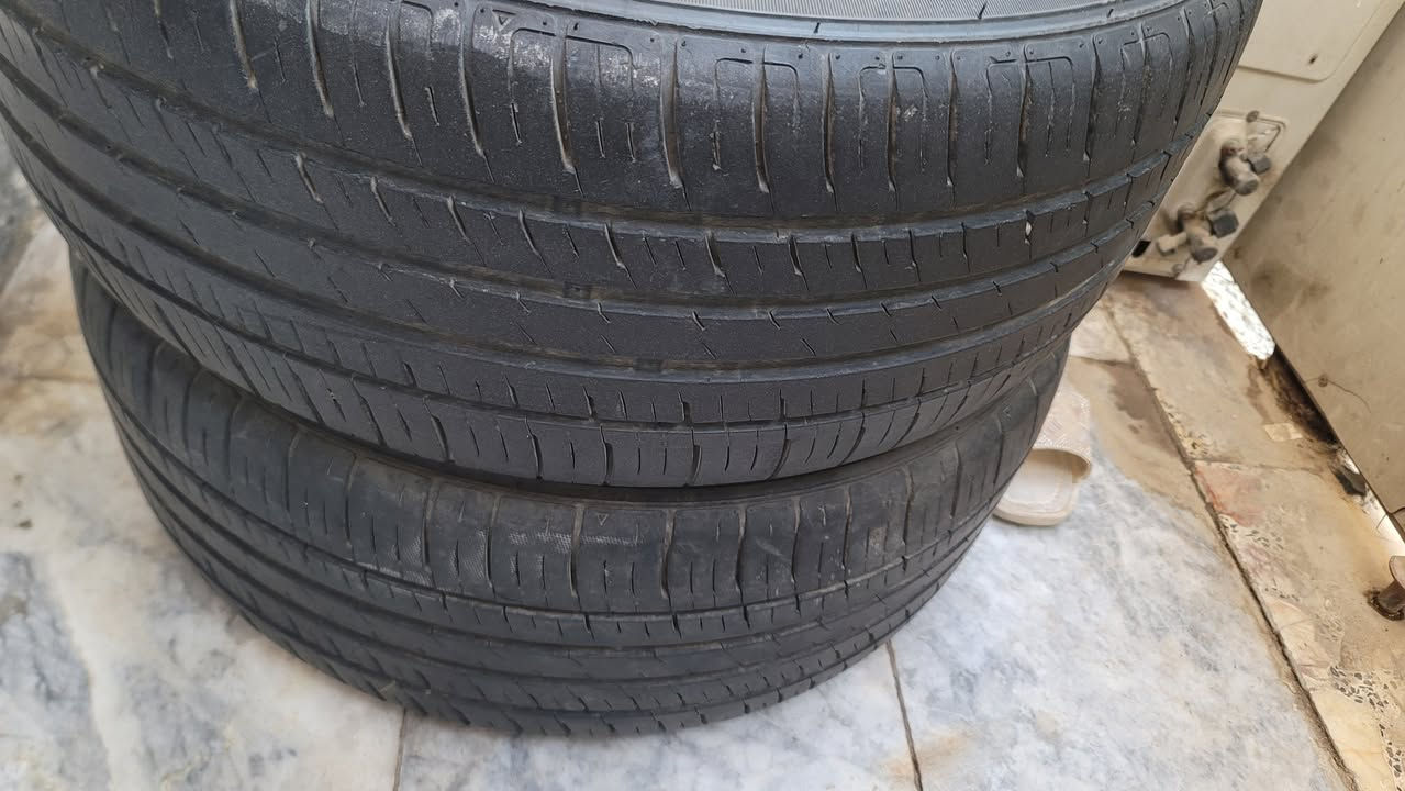 زوج تايرات خوات كلش نضاف تك بي ركعتين والتك الثاني مابي اي شي نقشه عاليه قياس ٢٢٥/٤٥/١٧ للتواصل ***********
