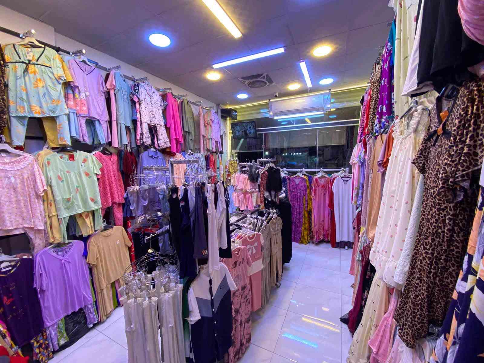 سلام عليكم محل للبيع مع كافة محتوياته. العنوان كربلاء حي الغدير للاستفسار الاتصال على الرقم ***********
