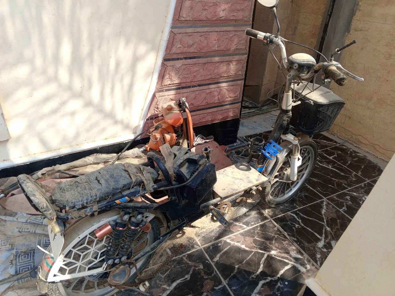 بايسكل شحن يرادله بطاريات 
نضيف وشغال بس بطاريات سعره 100
***********

ادمن وافق ❤️‍🩹

