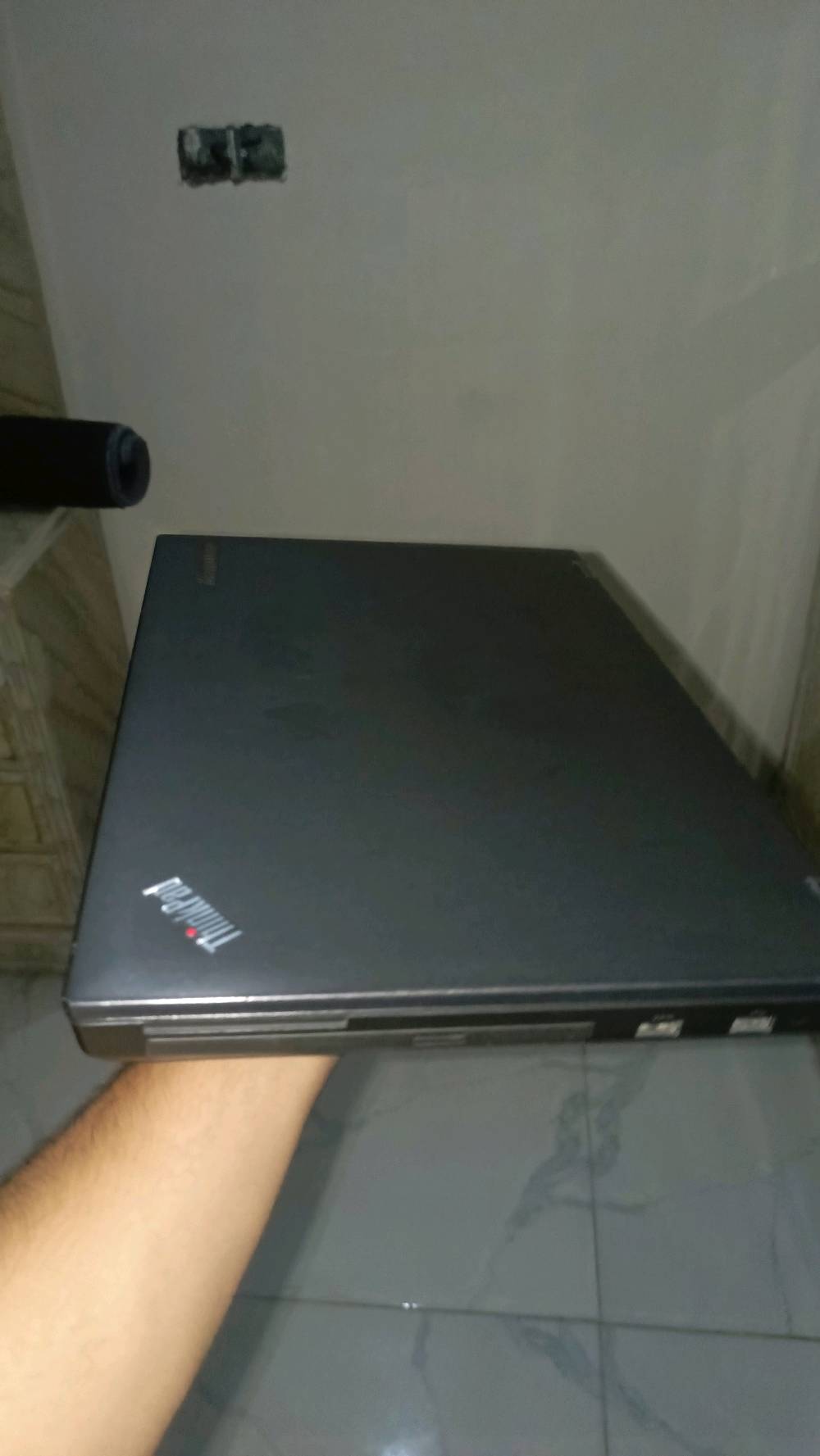 السلام عليكم 
لابتوب لينوفو ثنك باد 

نظامه ويندوز 11 برو 
مساحته 256 ssd 
الرام 8
يحتوي على كروت شاشة ثنين واحد مدمج والثاني خارجي 
واحد من Nvidia  k2100M 2G 
والثاني من انتل intel HD 4600
core i7 4710 MQ
الشاشة FHD-60Hz
تدعم الالعاب فورت نايت 60-70 فريم ثابت اذا حانت حراته متوسطة 
gta v  -- 40 فريم اداء متوسط 
واذا ضعيف 60 فريم 
وشيفرلي 2 - 60 فريم 
ذني الالعاب اني جربتهن عليه 

للاستفسار راسلني واتساب (***********)او هنا ✨