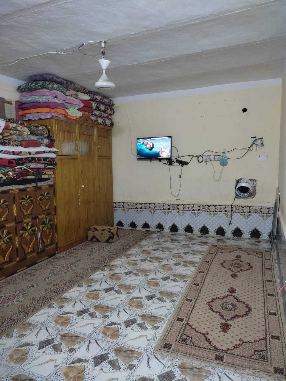 يتوفر لدينا بيت طابو قرب مدرسة تونس الابتدائية بناء بلوك بيت نظيف جدا على شارع عام 200متر 
مكتب المصطفى للعقار مقابل بلدية سوق الشيوخ 
***********

