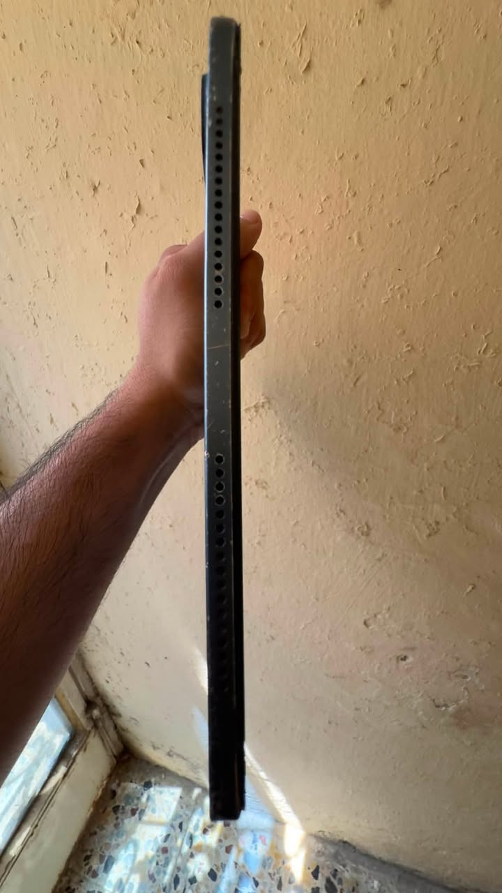 السلام عليكم 
هونر باد 8 
مبدل شاشه فقط اصليه 
ايباد مال اطفال وتصفح ودراسه 
بي بس بالشاصي مثل ما موضح بالصوره بي كسور 
ومزلغ بس الشاشه شخط ما بيها جديده مبدله 
ذاكرته 128 

السعر مالته 100 الف 
مكاني مدينه الصدر قطاع 10 
الرقم ***********
