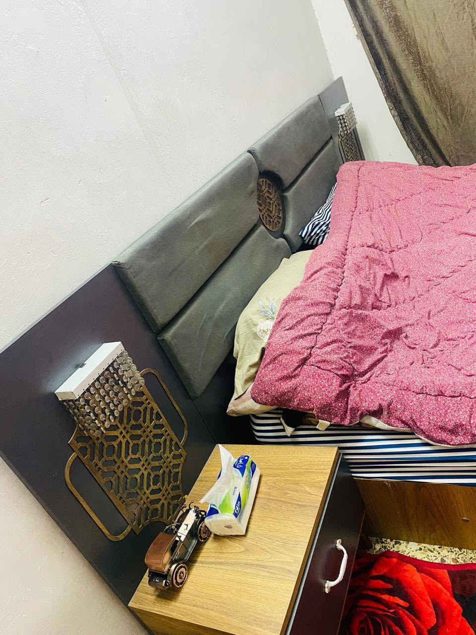 مرحبا جميعا عندي غرفه تركيه للبيع مكاني الدورة مره وحده مفتوحة ابيع ب٢٥٠ قفل للاستفسار الاتصال ***********
