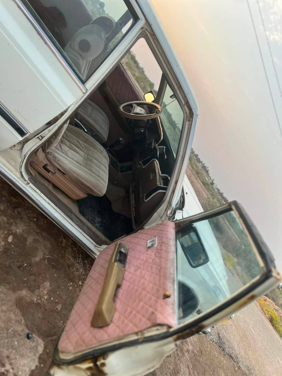 السلام عليكم سياره سوبر للبيع سياره جاهزه حداديه تخم تاير محرك ثنين ونص بطل مكفوله مكينه وكير سياره جاهزه من كلشي سعر 32 وقابله للتفاوض***********
