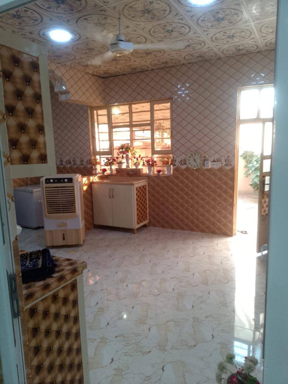 بيت للبيع قوسيات قرب مدرسه الصينيه مساحه 240 متر سعر 59 وبي مجال شيء بسيط غرفتين نوم+هول+استقبال+صحيات داخل وخارج سند زراعي 25===***********====***********
