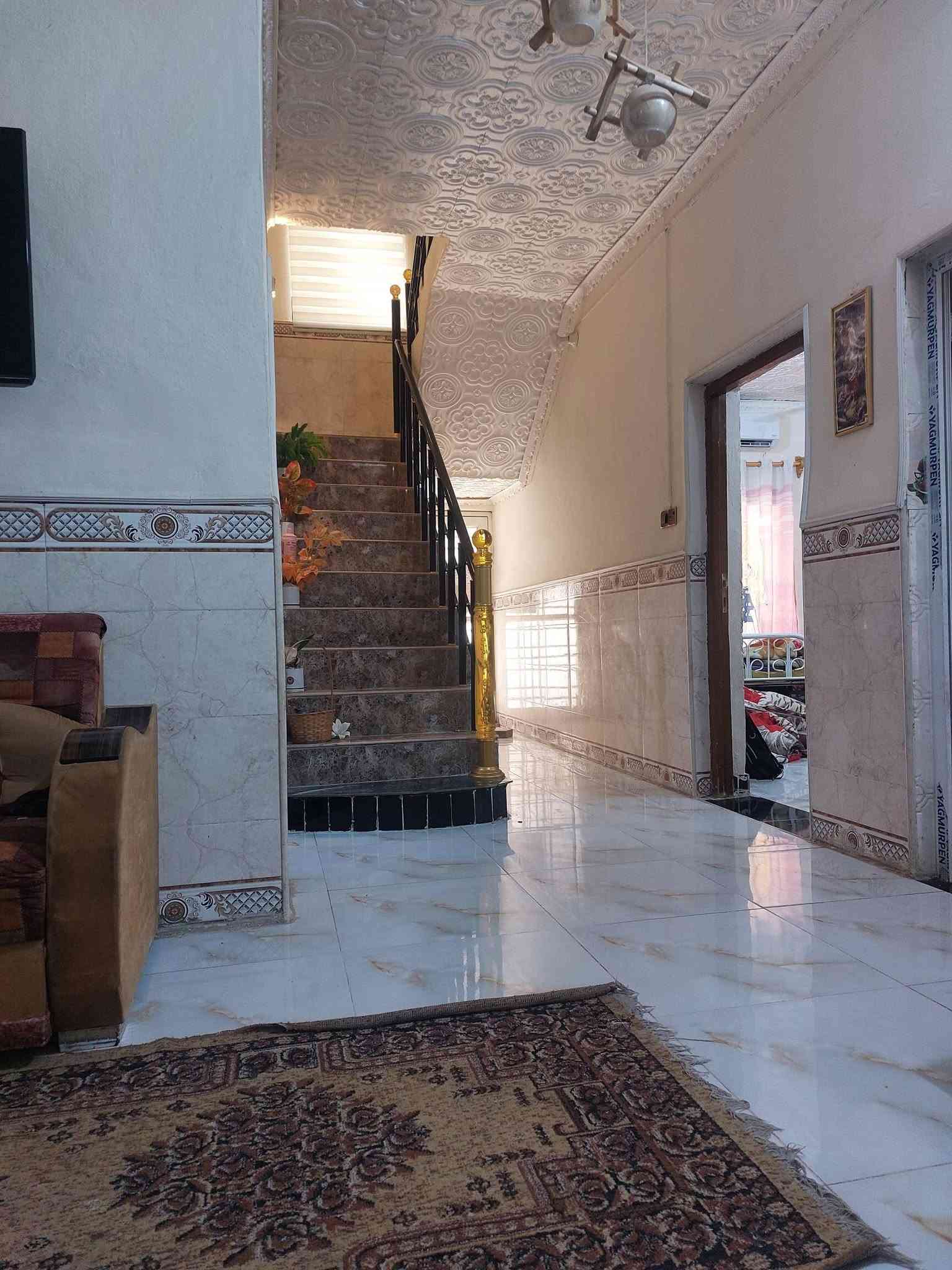 الدار للبيع م 200 متر داموك الشهداء المربع الثاني قريب على معمل ارقام المرور جاهز ماتذب عليه ربع دينار ترميم 23 من الاف للياء قاطين اربع غرف منور و ترك صحيات وحمامات خارجيه وداخليه هول ومطبخ وكراج وحدايق اثنين خارجيه وداخليه لمعرفة التفاصيل اتصال *********** السعر 230 وبي مجال متوازي على بيعته
