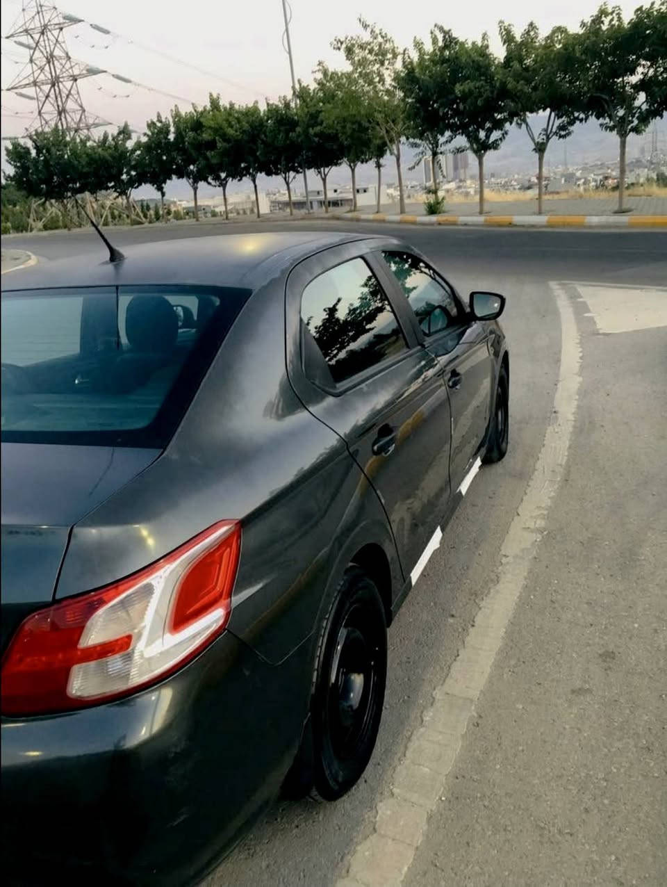 بیجۆی 301 فەڕەنسی مۆدیلی 2015 یە 3پارچەی پێوەیە هەموو گیانی بە شەرت زۆر جوان زۆر تونگوتۆڵە ماءشاللە بانزین زۆر کەم ئەخوات ماڵی فەقیرە گێر و مەکینەی بەشەرت چوار جام کارەبیە تۆزێ کاڵ بونەوەی هەیە  نرخی 58گەڵاو مەجال. ژم.*********** السليمانية, العراق

