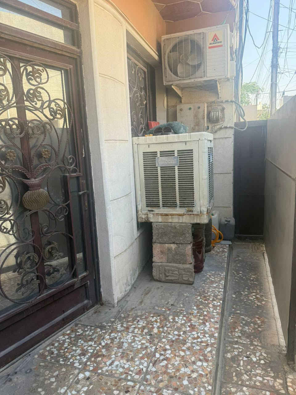 الدار للبيع
للاستفسار التواصل مع صاحب الدار

نص مكتوب في الصور:
- منشور Ghfar كروب منطقة كفاءات السيدية تجمعنه Ghfar Al-Khazale - 45 د - السلام عليكم بيت 62.5 ركن للبيع طابو صرف واجهة 6.25 ونزال 10 البناء طابقين الاول مطبخ واستقبال وغرفة نوم وصحيات الطابق الثاني غرفتين نوم وصحيات موقعه بداية منطقة كفاءات السيدية مثل ما مؤشر على الخريطة للاستفسار الاتصال على الرقم *********** 4 1