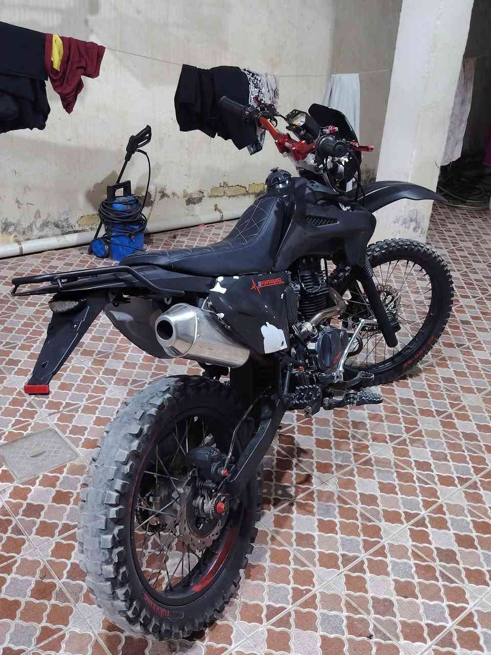 سلام عليكم للبيع دراجة قفاز CRX كفاله برغي ممفتوح بيها أوراق كامله مكينه 300cc السعر 950 بيها مجال الرقم ***********
