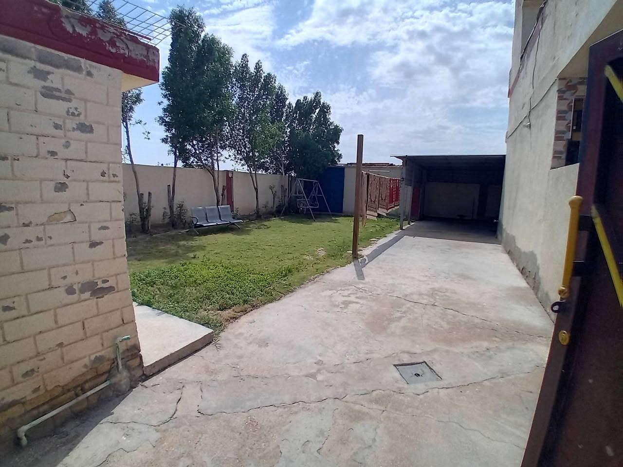 سلام عليكم بيت البيع او امراوس حسب القناعه
موقع البيت حواس نزلت معمل الثلج السليل او نزلت الجشعم 
مساحت البيت 400 بناء 200 وحديقه 200 البيت بناء حديث 
الاستفسار والسعر 
 ***********
***********
