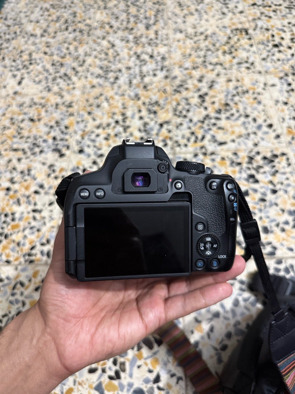 📸 للبيع Canon EOS 850D

كاميرا بحالة ممتازة جدًا، استخدام شخصي ونظيف، خالية من أي عطل أو خدش مؤثر، جاهزة للاستخدام مباشرة.

المواصفات:

* دقة 24.1 ميغابكسل.
* تصوير فيديو 4K وFull HD.
* شاشة متحركة تعمل باللمس.
* فوكس سريع وممتاز للصور والفيديو.
* مناسبة للتصوير الاحترافي وصناعة المحتوى.

الملحقات:
✔️ عدسة 18-55mm
✔️ البطارية الأصلية
✔️ الشاحن
✔️ كارد ريدر
مع حقيبة وحزام كتف

بغداد 
السعر 650
***********