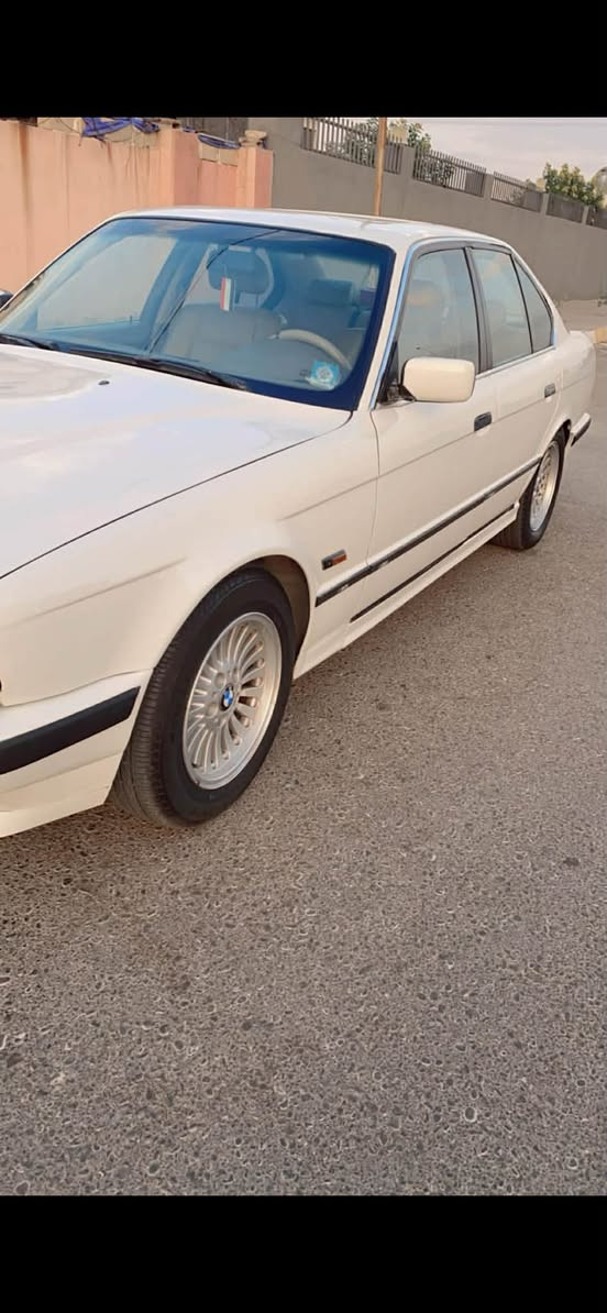 سلام عليكم.  للبيع. سياره. بي ام 520 مشروع وطني. محوره غاز.  بانزين     رقم بغداد. سياره موجوده بكركوك.  شراي. يتصل ***********
