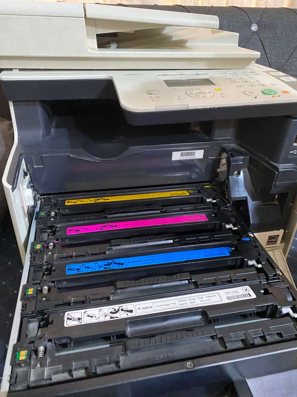 🖨️ الطباعة: أبيض وأسود فقط، ليزر.
* ⚡ السرعة: حوالي 22 صفحة بالدقيقة.
* 📄 الحجم: حتى A4.
* 🔄 طباعة وجهين تلقائية (Duplex).
* 📑 ماسح ضوئي: ملون، دقة بصرية 600×1200 dpi.
* 📚 ADF: تغذية تلقائية للمستندات، وتدعم النسخ/المسح المتعدد.
* 📠 فاكس مدمج.
* 🔌 USB + شبكة Ethernet (LAN).
* ❌ لا يوجد Wi-Fi مدمج؛ لذلك لا تتصل بالموبايل مباشرة عبر الواي فاي. 
* 🗃️ درج الورق حوالي 250 ورقة.
* 🧴 التونر الأسود البديل يعطي تقريبًا 2,000 صفحة.
*********** واتساب
