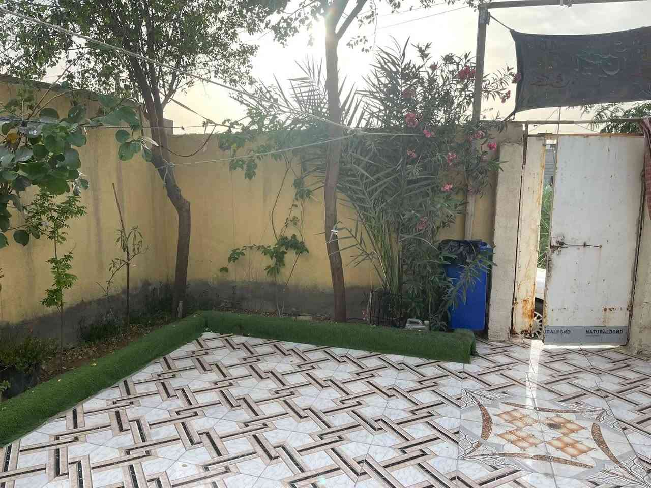 السلام عليكم بيت المساحه الكليه ٢٥٠م طابو زراعي بأسم عراقي عقد وكاله ونسخه من الطابو مساحة البناء ١٥٠م يقع البيت على نهر .
يحتوي البيت على غرف عدد اثنين وصحيات داخليه وخارجيه واستقبال ومطبخ وحديقه وطارمة كبيرة تصلح كراج للسيارة مع مساحة خلف الدار .
 البيت حلو ومرتب موقع البيت طريق صحراء خلف معرض الراشد السعر المطلوب ٩٠ قابل لتفاوض الاتصال . 
***********
***********
السلام عليكم بيت المساحه الكليه ٢٥٠م طابو زراعي بأسم عراقي عقد وكاله ونسخه من الطابو مساحة البناء ١٥٠م يقع البيت على نهر .
