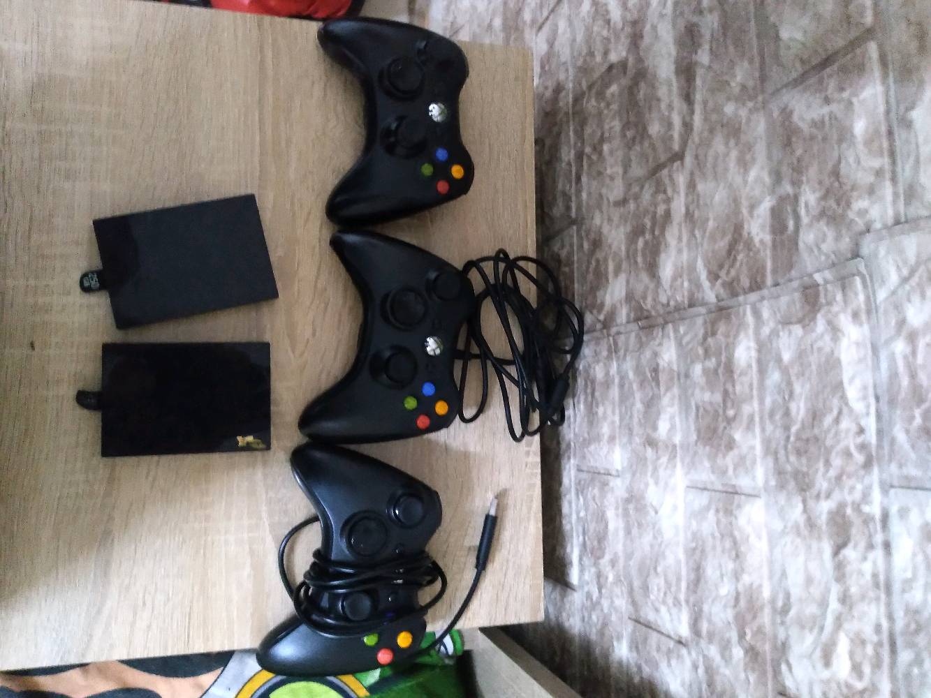 اكس بوكس 360 سليم الجهاز نظيف مفتوح مره وحده تظنيف الجهاز كلشي مابي شغال والدركسون همين شغال  مستعمل اقل الاسبوعين نظيف ممفتوح فقط يحتاج بطاريات يدات البلي 3 وحده باتري بيها خلل وثنين واير وحده جديده وثانيه مكسور منها قطعه زغيره ومتيبها وشغاله كلشي مابيها هاردين موجود الاصلي موجود والثاني انباع.