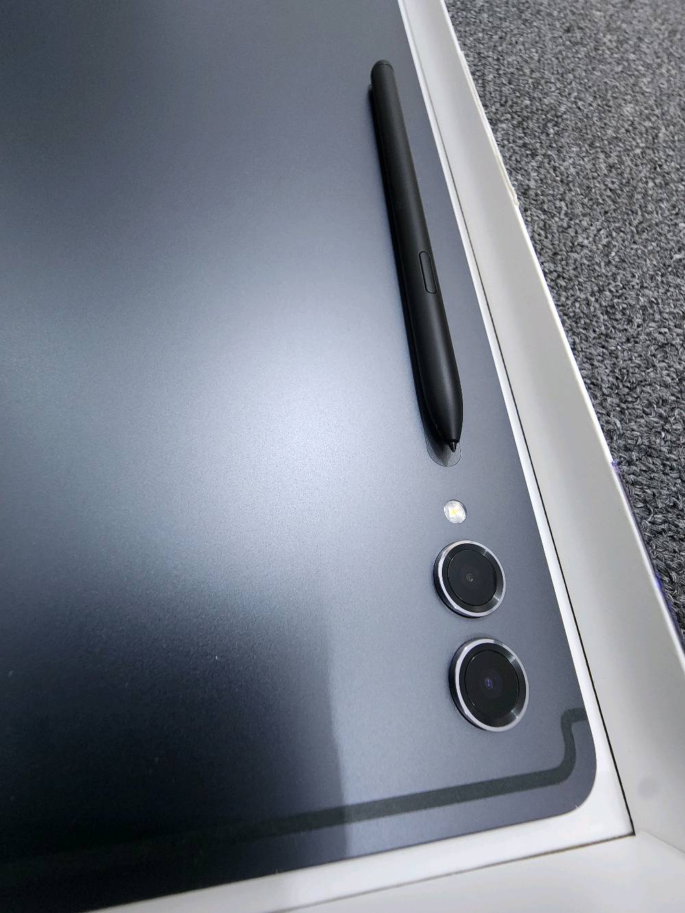 للبيع: تابلت Samsung Galaxy Tab S9 Ultra 
(مع الكارتونة)
​الجهاز نظيف جداً جداً وخالي من أي خدوش أو عيوب (أخو الجديد).
​📋 المواصفات الأساسية:
​المساحة الداخلية: 512 كيكابايت (مساحة ضخمة لتخزين الملفات والألعاب).
الرام الداخلي 12 كيكا بايت
​نوع النسخة: Wi-Fi (واي فاي).
​الشاشة: عملاقة بحجم 14.6 بوصة من نوع Dynamic AMOLED 2X، تقدم أداء خرافي بمشاهدة الفيديوهات والألعاب.
​الأداء: معالج قوي جداً Snapdragon 8 Gen 2 for Galaxy يشغل أقوى اللعبات والتطبيقات بسلاسة تامة.
التابلت ضد الماء والغبار بالكامل
​الملحقات: ( الكارتون الخاص بالتابلت، والقلم الأصلي غير مستخدم، وكيبل الشحن الأصلي غير مستخدم)
​السعر: 850 الف 
​مكان السكن: [الديوانية]
​للتواصل والاستفسار: (الاتصال او المراسلة على الواتساب على الرقم: [***********)
يوجد خدمة توصيل في الديوانية والنجف فقط
هل التابلت بعده عليه ضمان، وإذا نعم شكد مدته ومنو شركة الضمان؟: 
صار سنتين ماخذه وضمان برج العرب
شنو سبب البيع؟ والجهاز استعماله قليل لو مستخدم بشكل طبيعي؟: 
فقط اريد ابيعه لان ما استخدمه واستعماله قليل 
بالنسبة للبطارية والشحن: أكو أي ملاحظات مثل ضعف بالشحن، سخونة، أو نزول سريع؟: 
لا ابد
هل الجهاز مفتوح على حسابك وجاهز للتسليم، أو بعده مربوط بحساب/قفل؟: 
نعم
السعر 850 ألف نهائي لو بيه مجال بسيط للمساومة؟: 
نهائي