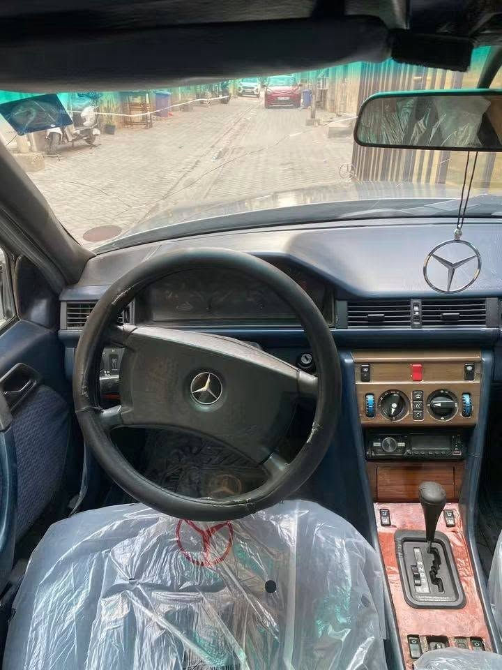السلام عليكم
مرسيدس دب E300 للبيع
موديل 1988 
صبغ عام جمالية
محرك بلاد عنكبوت قبق اسود 
سلايد طگتين شغال 
رقم بغداد بأسمي تحويل ثاني يوم
سعرها 58 وبيها مجال 
للإستفسار ***********
