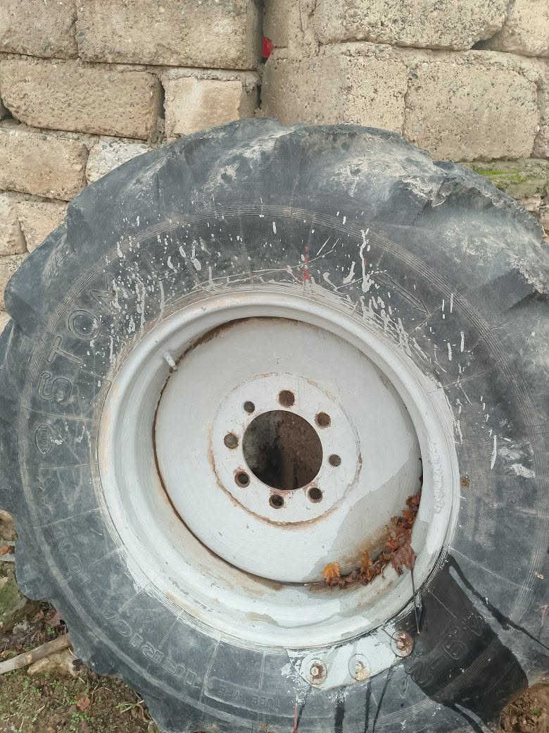 سلام عليكم تايرات مرشه للبيع 24على14جاهزات عل شد نضاف سعر300 قفل عنوان جنوب الموصل رقم موبايل ***********
