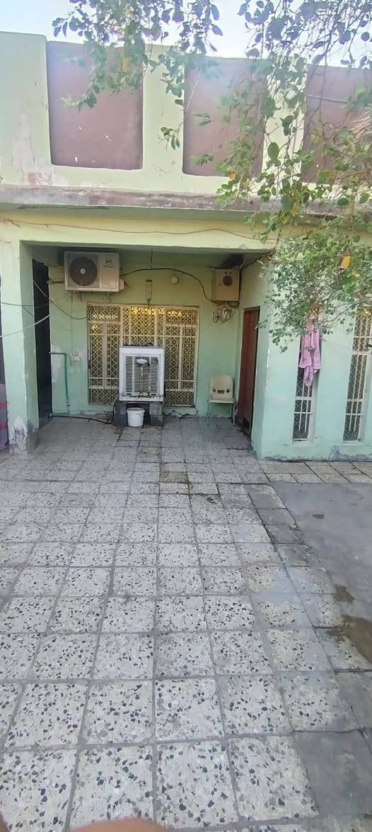 سلام عليكم بيت طابو للبيع 
مساحته 221,

موقع البيت حي العمال 
قرب مستوصف الشهداء 
البيت يتكون من 
غرفتين وصاله ومطبخ 
واستقبال وصحيات داخليه و خارجيه 
كراج+حديقه 
للتواصل  الانتصال على
***********
