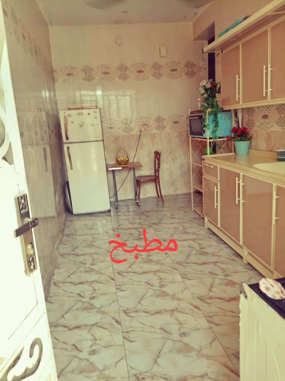 لبيع بيت كامل مساحه ١٥٦ متر طابو ملك صرف
يتكون من غرف عدد ٢ +صاله+ مطبخ+ استقبال+ صحيات داخليه وخارجية 
خدمات مجاري مي كهرباء تاسيس درجه اولى 
اليوسفية حي السكلات الشارع العام قرب مدرسه الشهيد ابو مهدي المهندس قريب المدارس والسوك والشارع العام 
الاتصال ***********
***********
