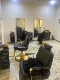 ٣كراسي  و٤مريات وجهاز هيدرو الحديث و٤عرباين وسديه 07746626477المكان بغ...