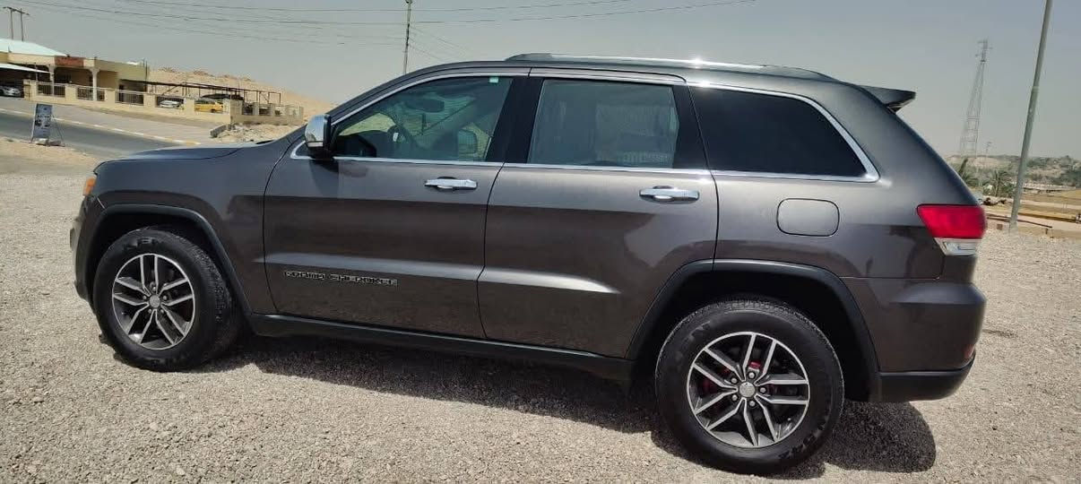 سلام عليكم
للبيع: جيب جراند شيروكي (Grand Cherokee Limited) موديل 2019
​المواصفات والتفاصيل:
​النوع والفئة: جيب جراند شيروكي - ليمتد (Limited).  
​الموديل: 2019.
​الرقم / التسجيل: رقم أربيل / شمالي (22 H) جاهز للتحويل.  
​اللون:  (نفطي)   
​نظام الدفع: دفع رباعي (4x4 Quick Order Package).  
​الحالة العامة: السيارة بنظافة ممتازة جداً وبحالة جيدة جداً كما موضح بالصور.  
​المواصفات الخارجية: جنوط ألمنيوم وكالة، كشافات، لمسات كروم على المقابض والمرايا، حساسات.  
​الشروط والصيانة:
​محرك وقير وشاسي بحالة ممتازة وجاهزة للفحص.  
​جاهزة للبيع المباشر والتحويل بدون أي معوقات.  
​السعر: [235 وبيها مجال ]
: [ الكيلومترات180 كم]
مكان المعاينة: [الانبار قضاء حديثه]
للتواصل والاستفسار: [‏‪***********
