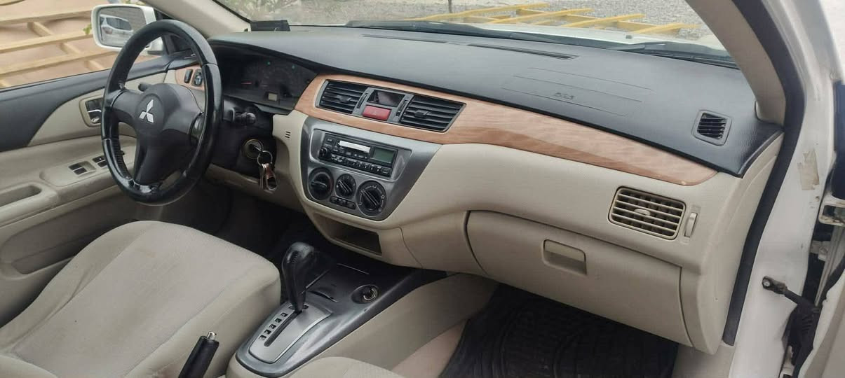 لانسەر 2008، مواسەفات GLX، سعودی فول تەنیا سڵاید نیە، بێ بۆیاغە تەنیا سندوقی کاڵبۆتەوە، هەیکەلی زۆر جوانە، مەکینە گەورە و ناوزەرد، ئۆتۆماتیک،،  پێنج ویلکەپ، abs، سەنەوی نوێیە تا کۆتایی 2030 تەبرید و سارد و گەرمی بەشەرت، تەحویل و وەکالە و غەڕامە بەشەرت. شوێن: ڕانیە. نرخ: 79 گەڵا و مەجالێکی کەم
***********-*********** رانية, السليمانية

