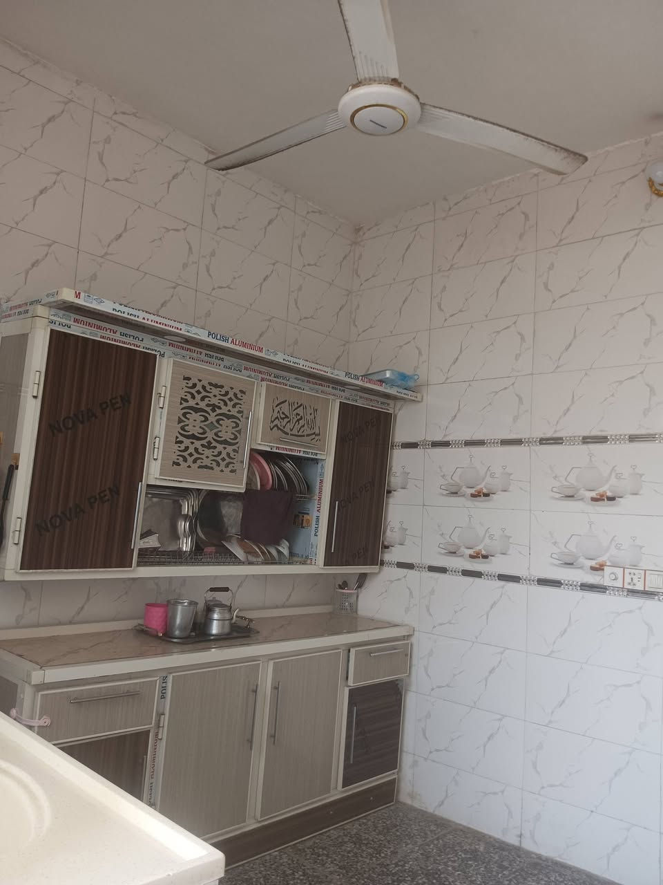 بيت للبيع بحي الرحمه مساحه 120 راح اخلي لكم رقم راعيه خابروني عليه ***********
